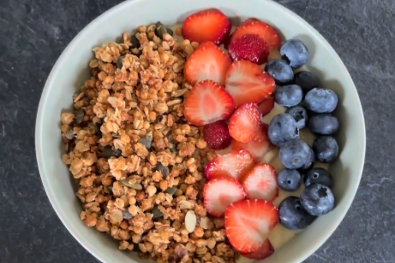 Valgurikas smuutikauss müsliga